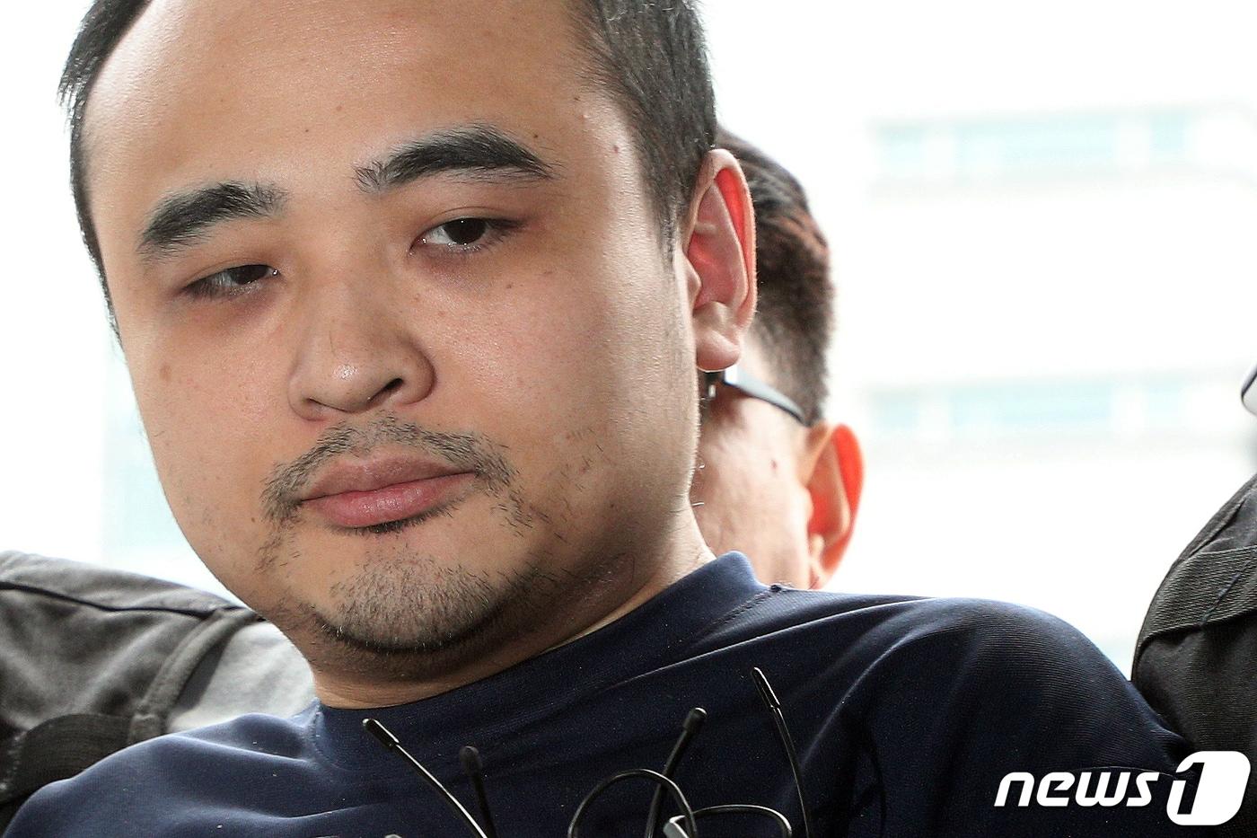 모텔 손님을 살해한 뒤 시신을 훼손해 한강에 유기한 혐의로 구속된 장대호가 21일 오후 경기 고양경찰서로 조사를 받기 위해 이송되고 있다. 경찰 신상공개위원회는 장대호의 실명과 나이 및 결혼여부(미혼), 얼굴까지 공개한다고 밝혔다. 2019.8.21/뉴스1 ⓒ News1 황기선 기자