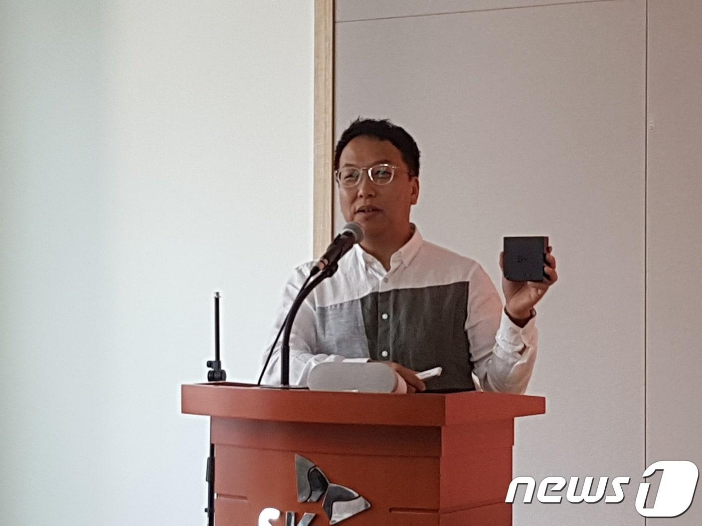 본문 이미지 -  김혁 SK브로드밴드 세그먼트 트라이브장이 새로 출시한 AI 2 셋톱박스와 스마트3 셋톱박스를 소개하고 있다. /뉴스1 2019.08.21. ⓒ 뉴스1 김정현 기자