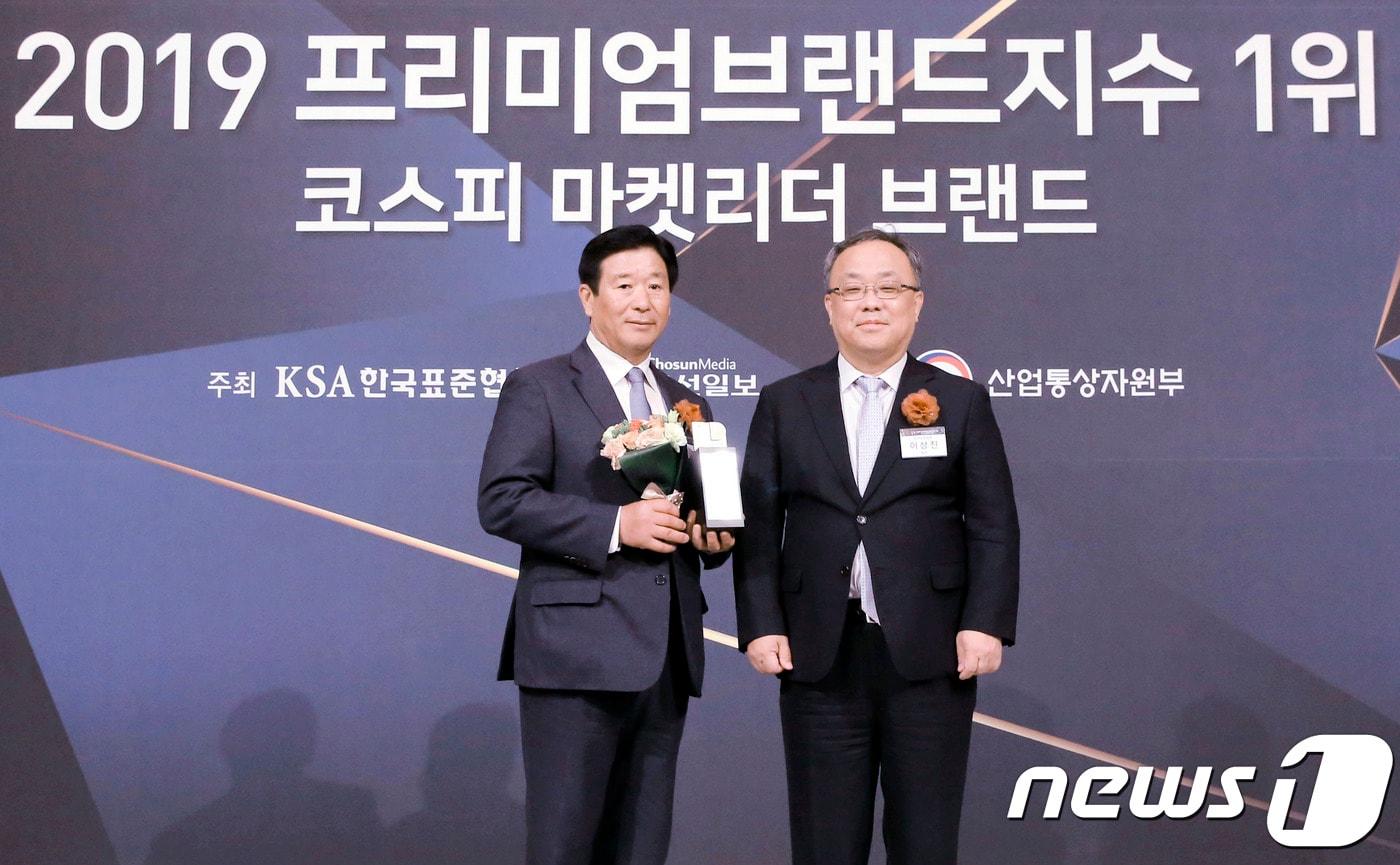 본문 이미지 - 에몬스가구 김경수 회장(왼쪽)이 이상진 표준협회 회장으로부터 인증패를 수여받고 기념사진을 촬영하고 있다.(에몬스가구 제공)ⓒ 뉴스1