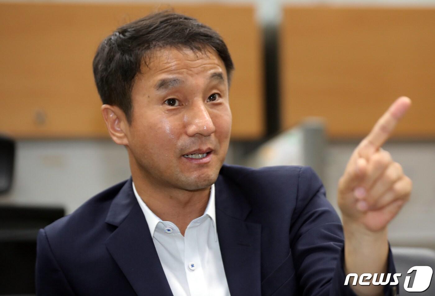 본문 이미지 - 문재인 대통령의 호위무사를 자처한 한병도 더불어민주당 후보가 21대 국회의원선거에서 전북 익산을에 출마해 당선됐다. 전북도의회에서 기자간담회 중인 한 당선인.  /뉴스1