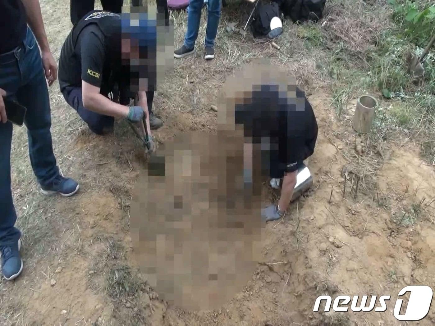 본문 이미지 - 백골시신 발굴 모습.(경기남부지방경찰청 제공)ⓒ 뉴스1