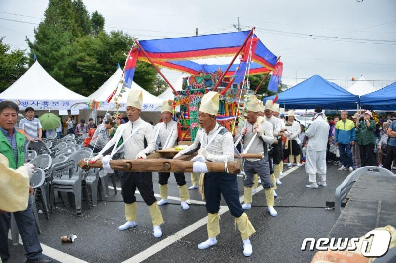 본문 이미지 - 지난해 음성설성문화제 음성민속예술 한마당 행사에서 맹동면이장협의회가 ‘맹동면 상여소리’를 재현하고 있다.ⓒ 뉴스1