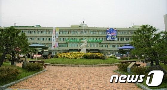 본문 이미지 - 전북 익산시가 인구 유출 방지를 위한 특단의 대책으로 지역에 6개월 이상 거주자에게 아파트를 우선 공급한다. 사진은 익산시청 전경. /ⓒ 뉴스1