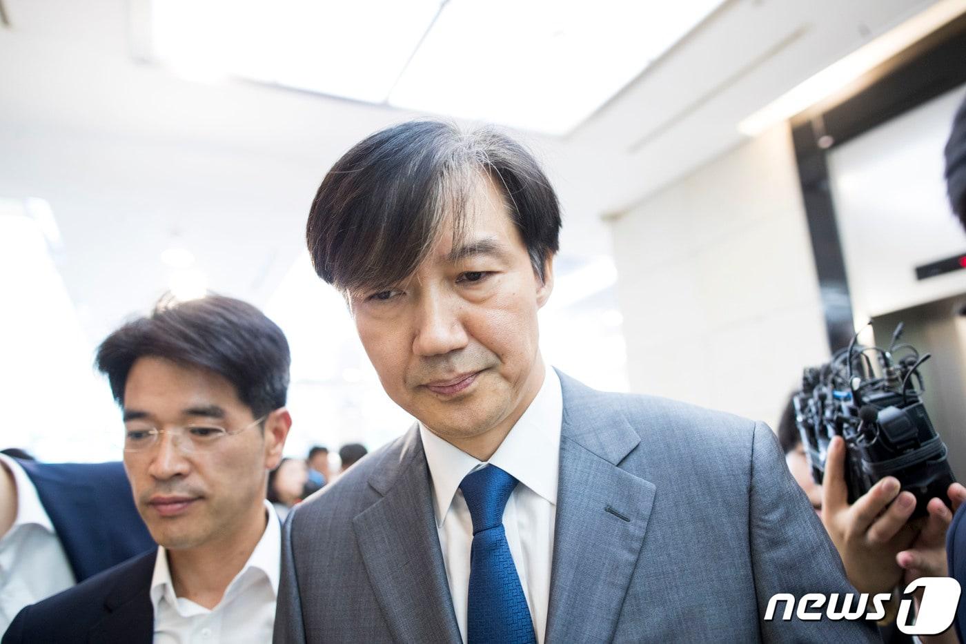 조국 법무부 장관 후보자가 23일 오후 서울 종로구 적선현대빌딩에서 논란이 일고 있는 사모펀드와 사학재단 웅동학원을 사회에 환원하겠다고 밝힌 뒤 사무실로 향하고 있다. News1 안은나 기자