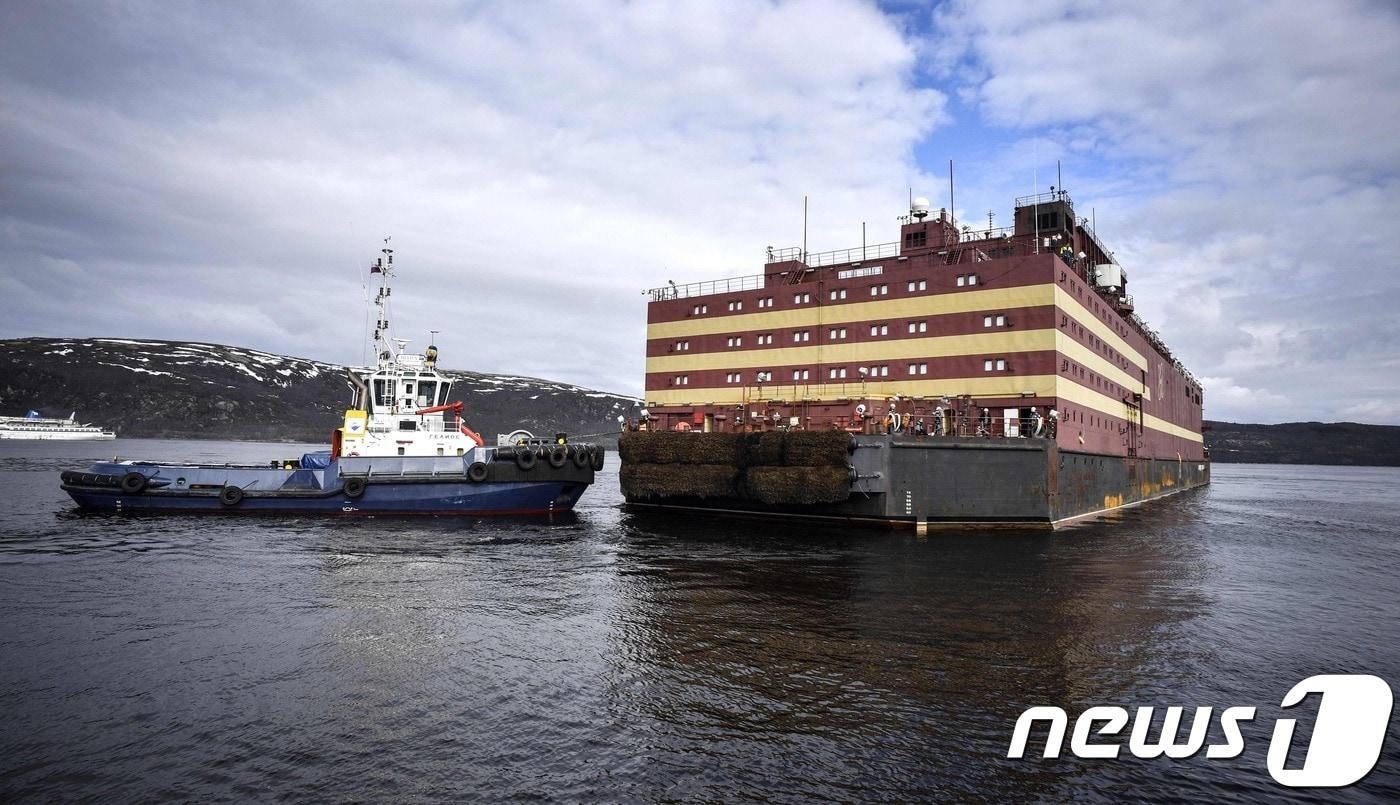 러시아의 해상 부유식 원자력발전소 '아카데믹 로모소노프'가 23일 무르만스크를 출항했다. ⓒ AFP=뉴스1