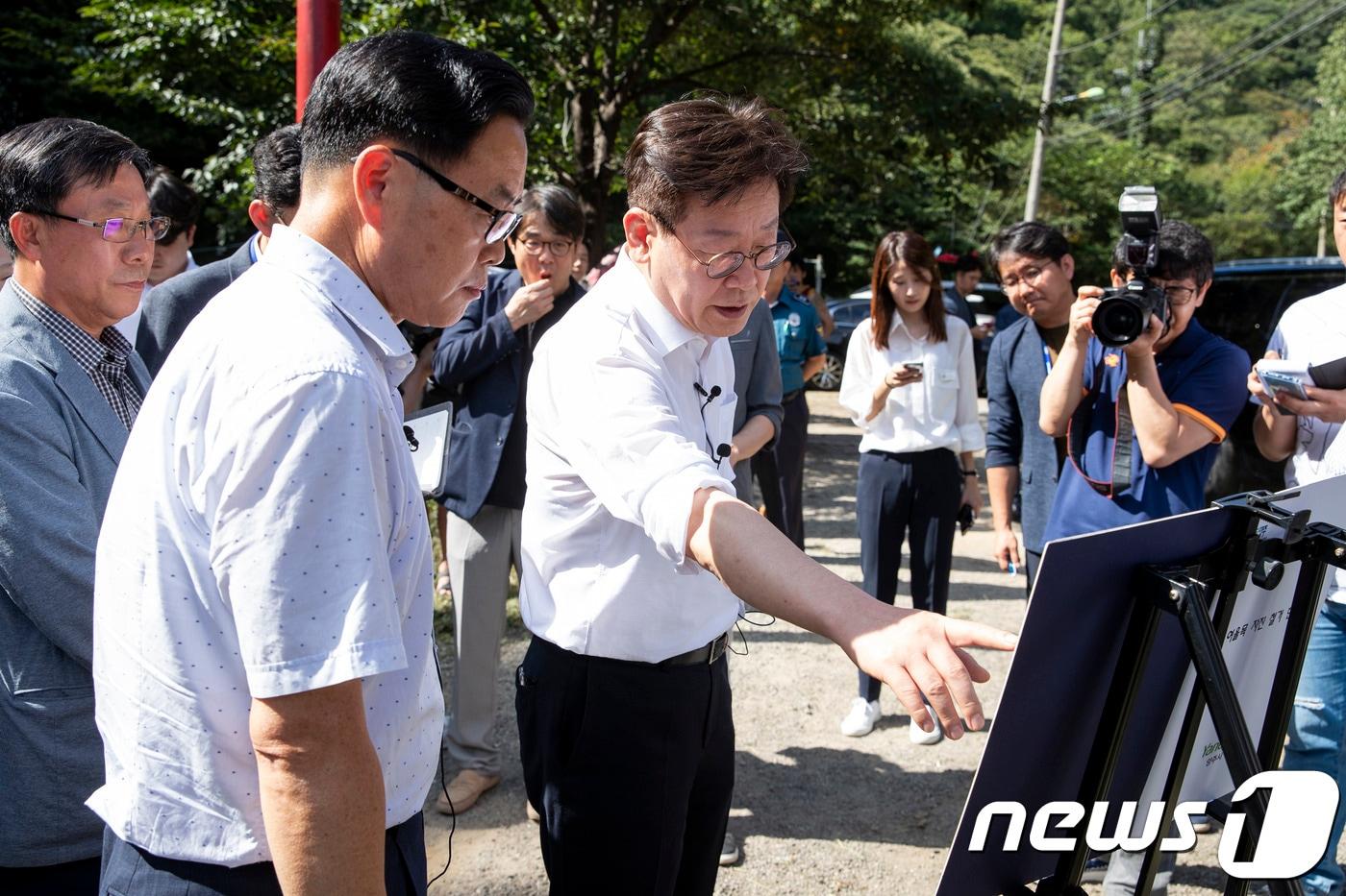 이재명 경기도지사가 지난 2019년 8월 양주 석현천 고비골과 여울목 일대 영업소 2곳의 철거현장을 찾아 직접 작업을 지휘하고 있다. (경기도 제공)ⓒ 뉴스1