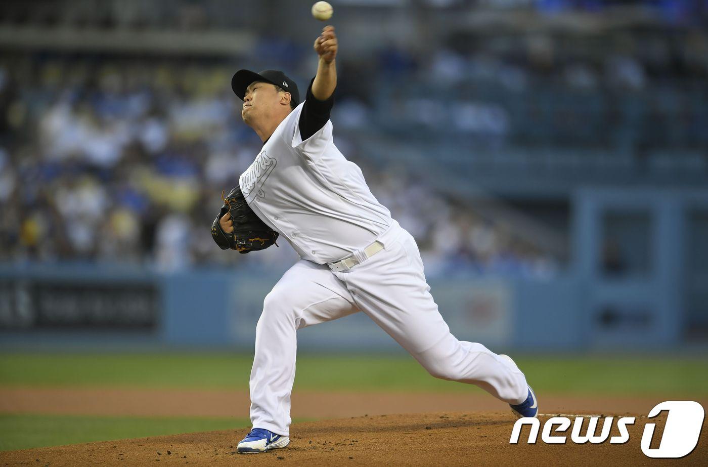 류현진(32·LA 다저스)이 24일(한국시간) 미국 캘리포니아주 로스앤젤레스 다저스타디움에서 열린 2019 메이저리그 양키스와 인터리그 홈 경기에 선발 등판해 5회를 채우지 못하고 강판했다.ⓒ AFP=뉴스1