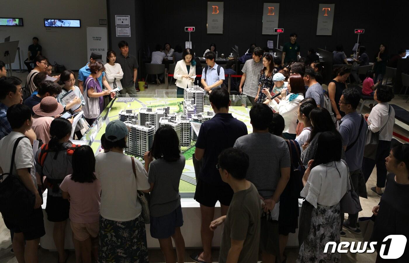 본문 이미지 - 지난 8월 서울 서초구 양재동에 마련된 이수 푸르지오 더 프레티움 모델하우스에서 예비청약자들이 모형주택을 살펴보고 있다. 2019.8.25/뉴스1 ⓒ News1 신웅수 기자