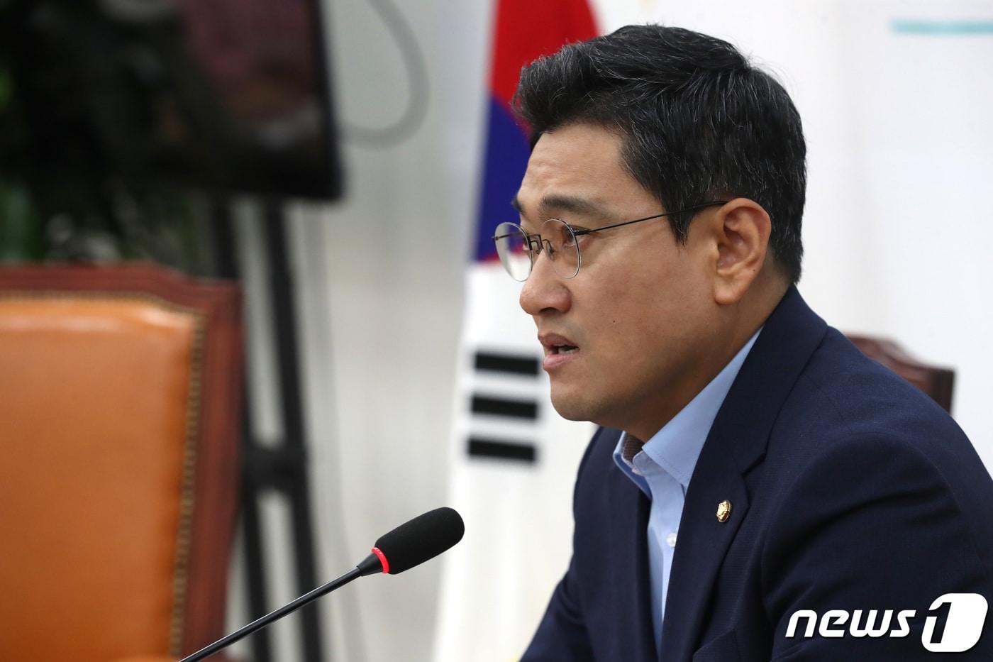 본문 이미지 - 오신환 바른미래당 원내대표가 26일 오전 서울 여의도 국회에서 기자간담회를 갖고 조국 법무부 장관 후보자 관련 발언을 하고 있다. 2019.8.26/뉴스1 ⓒ News1 임세영 기자