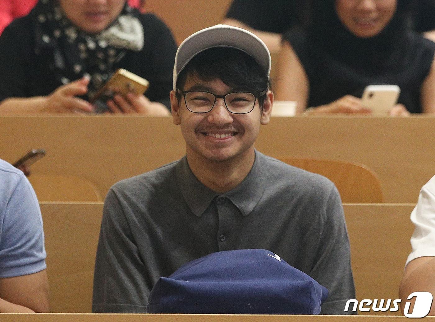 본문 이미지 - 미국 할리우드 영화배우 앤젤리나 졸리의 아들 매덕스가 26일 오전 인천 연수구 연세대학교 국제캠퍼스에서 열린 입학식에 참석해 있다. 2019.8.26/뉴스1 ⓒ News1 신웅수 기자