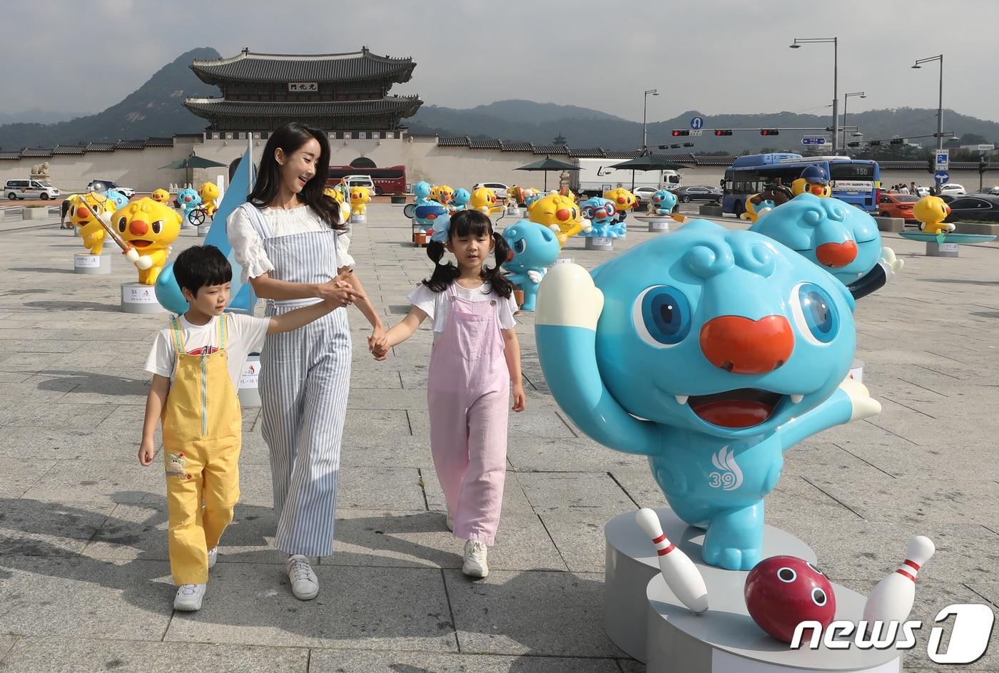 본문 이미지 - 26일 오전 서울 세종대로 광화문 광장에서 열린 전국체전 마스코트(노랑)인 해띠와 전국장애인체전 마스코트(파랑)인 해온 특별 전시회'에서 시민들이 마스코트를 관람하고 있다.  2019.8.26/뉴스1 ⓒ News1 이동해 기자