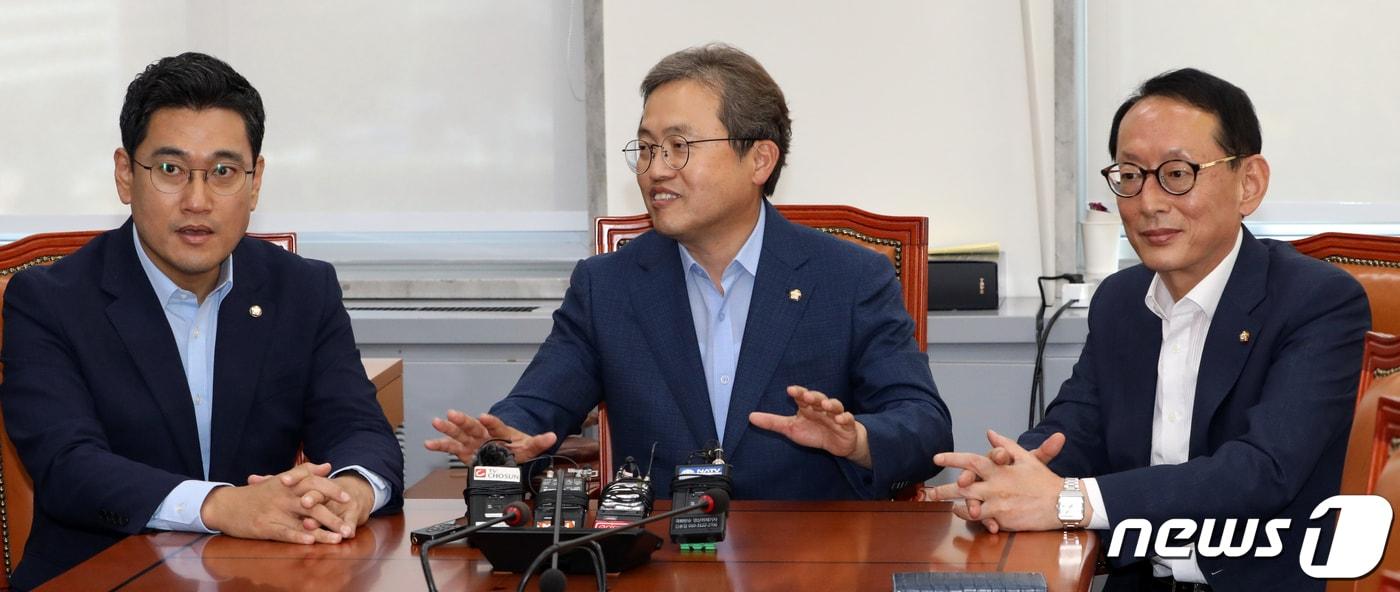 본문 이미지 - 국회 법제사법위원회 송기헌 더불어민주당 간사, 김도읍 자유한국당 간사(오른쪽), 오신환 바른미래당 간사(왼쪽)가 26일 서울 여의도 국회 법제사법위원회 소회의실에서 조국 법무부장관 후보자 인사청문회 일정을 조율하기위해 앉아 있다. 2019.8.26/뉴스1 ⓒ News1 이종덕 기자