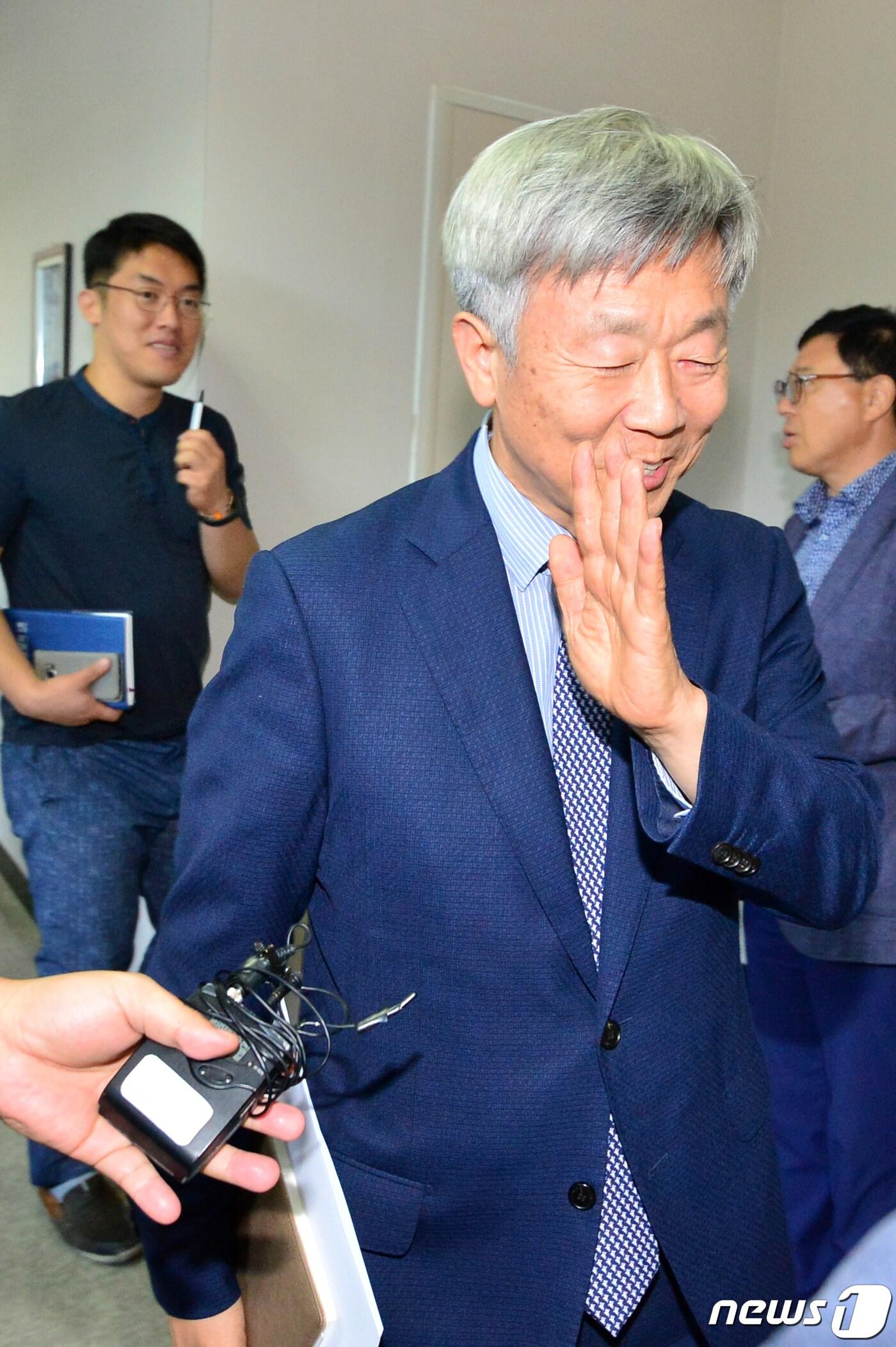 본문 이미지 - 11·15포항지진 손해배상 1차 변론기일인 26일 오후 대구지방법원 포항지원(재판장 서영애) 제1민사부에서 열린 변론을 마친 정부 측 변호인단이 법정을 나서고 있다.2019.8.26/뉴스1 ⓒ News1 최창호 기자