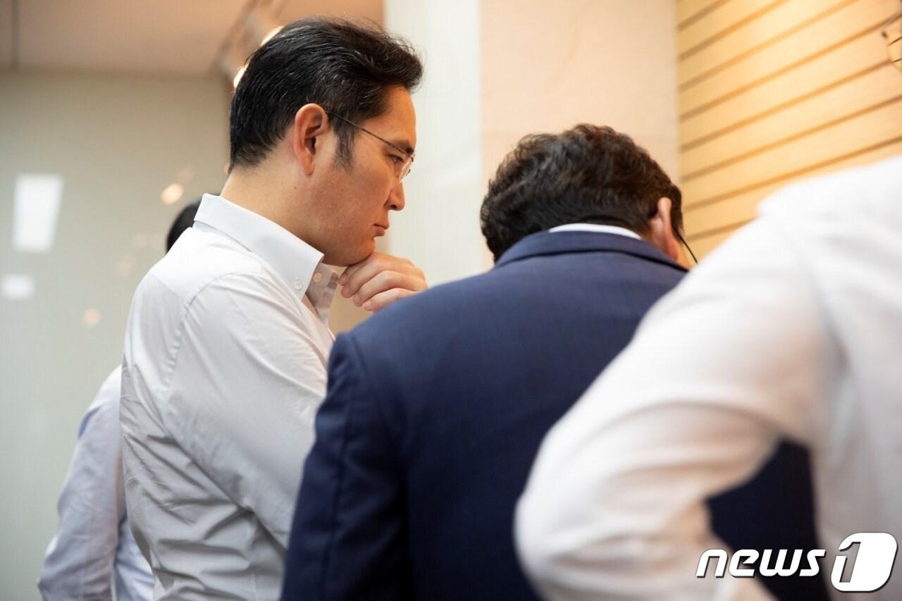 본문 이미지 - 이재용 삼성전자 부회장이 지난달 26일 충남 아산 삼성디스플레이 사업장에서 제품을 살펴보고 있다. (삼성전자 제공) 2019.8.26/뉴스1