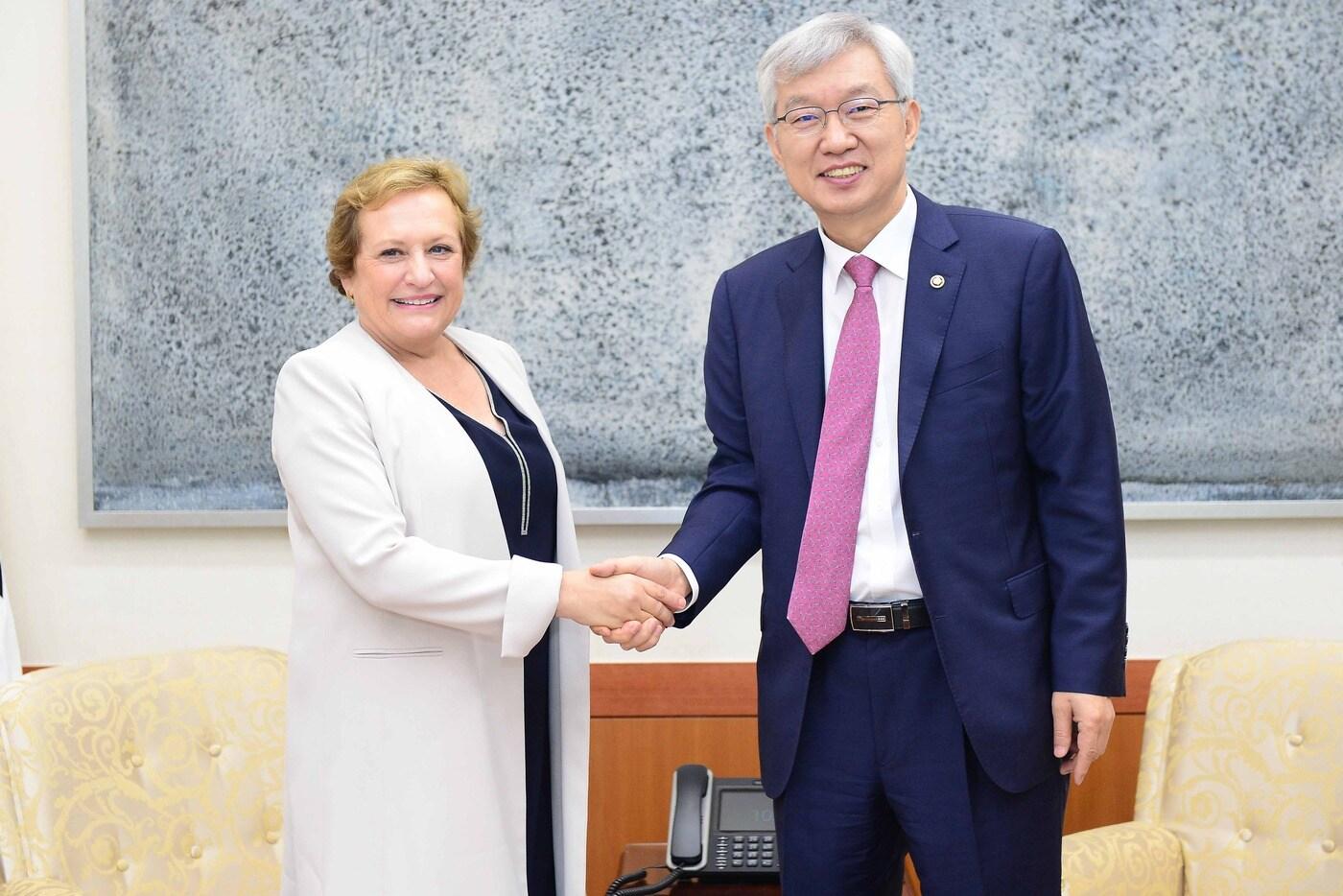 수잔나 무어헤드 경제협력개발기구(OECD) 개발원조위원회(DAC) 의장이 26일 이태호 외교부 2차관을 만나 면담했다.(외교부 제공)