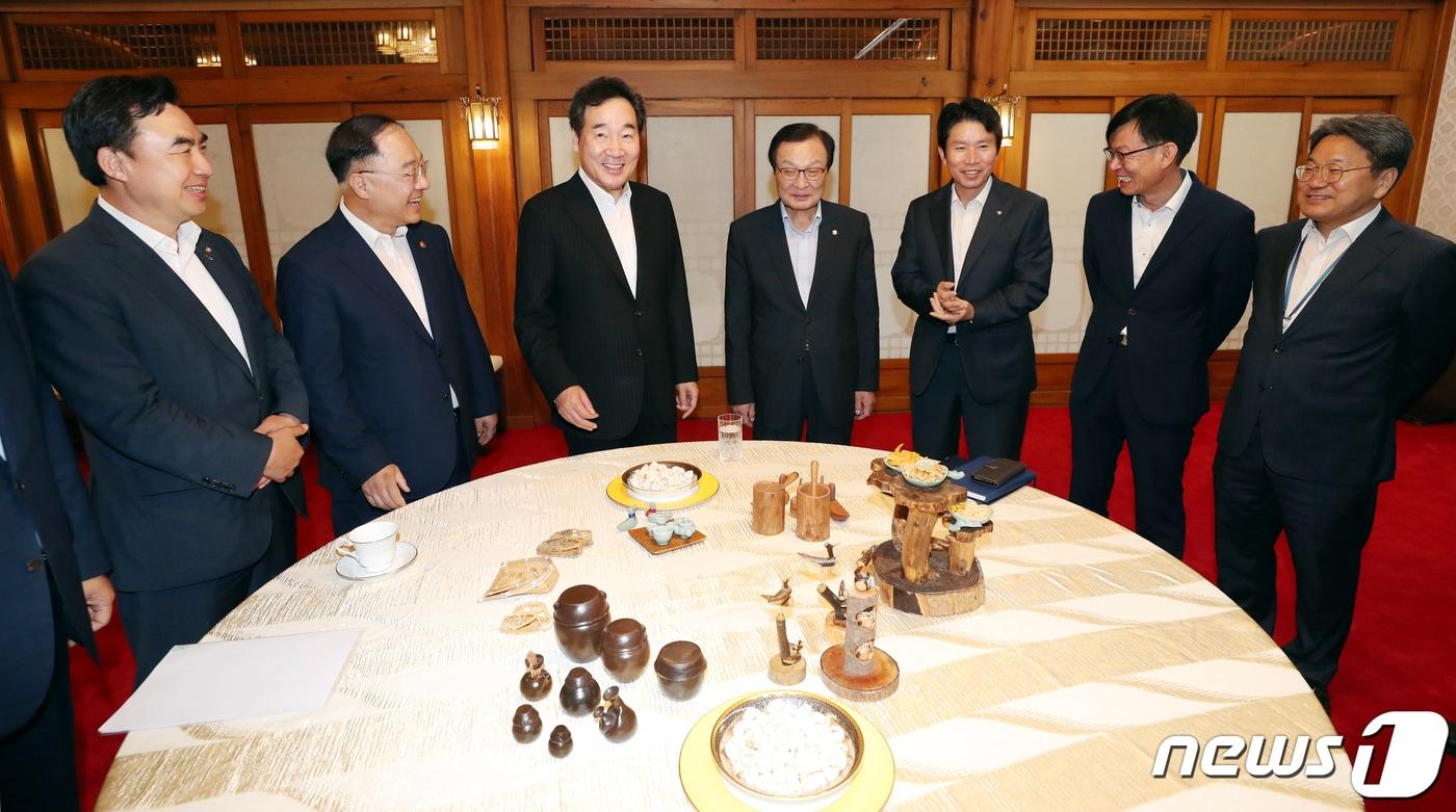 본문 이미지 - 이낙연 국무총리가 27일 오전 서울 삼청동 총리공관에서 열린 고위 당·정·청회의에서 이해찬 더불어민주당 대표 등과 대화하고 있다. 왼쪽부터 윤관석 더불어민주당 정책위 수석부의장, 홍남기 경제부총리, 이 총리, 이 대표, 이인영 더불어민주당 원내대표, 김상조 청와대 정책실장, 강기정 청와대 정무수석.2019.8.27/뉴스1 ⓒ News1 이광호 기자