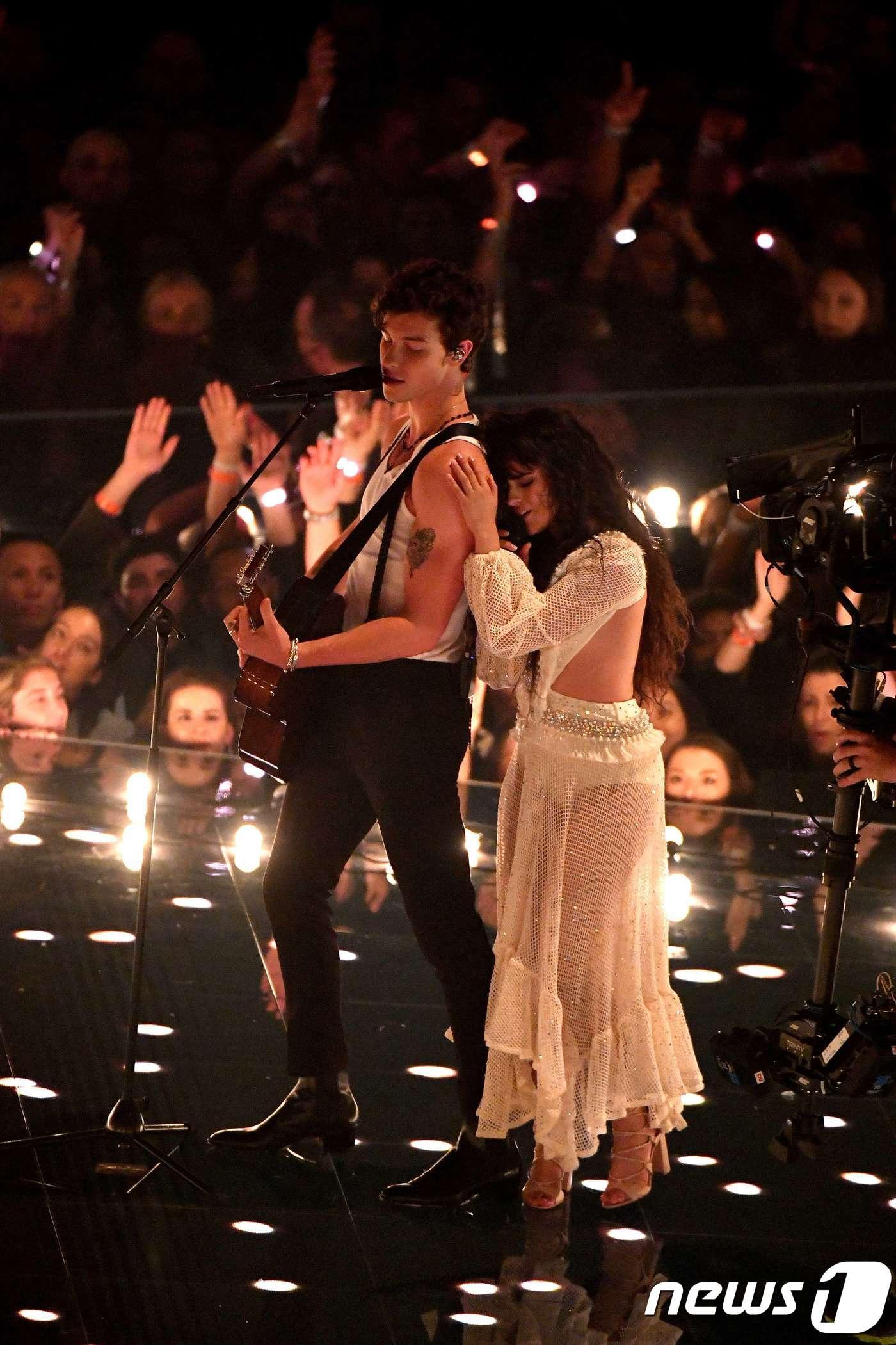 본문 이미지 - 션 멘데스(왼쪽)와 카밀라 카베요 ⓒ AFP=뉴스1