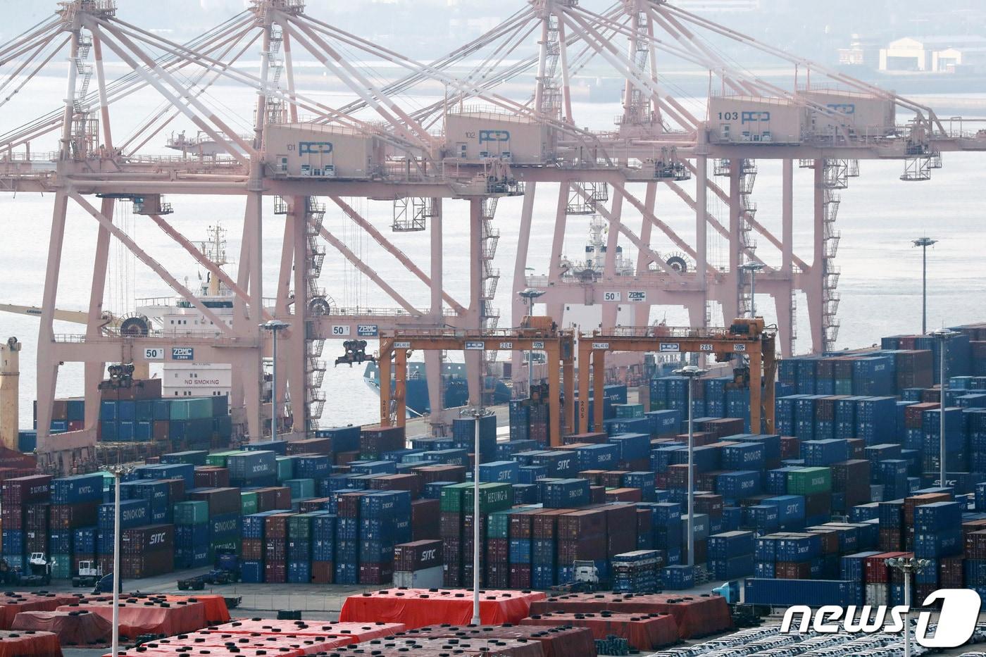본문 이미지 -  경기도 평택시 포승읍 평택항 수출 야적장에 자동차와 컨테이너가 쌓여있다. 2019.8.27/뉴스1 ⓒ News1 조태형 기자