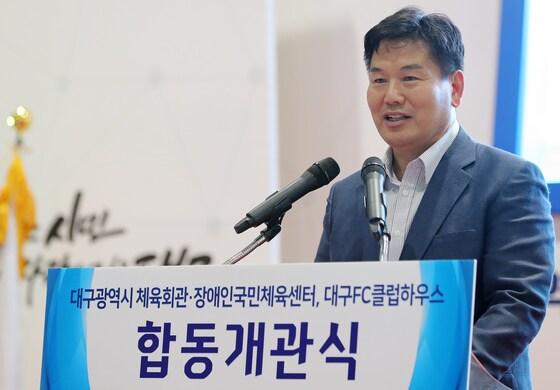 본문 이미지 - 2019년 8월 27일 당시 홍의락 더불어민주당 의원이 대구 수성구 대흥동 대구체육공원에서 열린 대구선수촌 합동개관식에 참석해 축하인사를 하고 있다. ⓒ News1 
