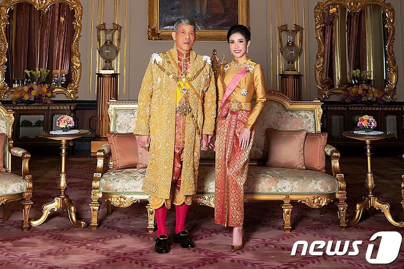 태국 국왕과 시니낫 후궁. ⓒ AFP=뉴스1