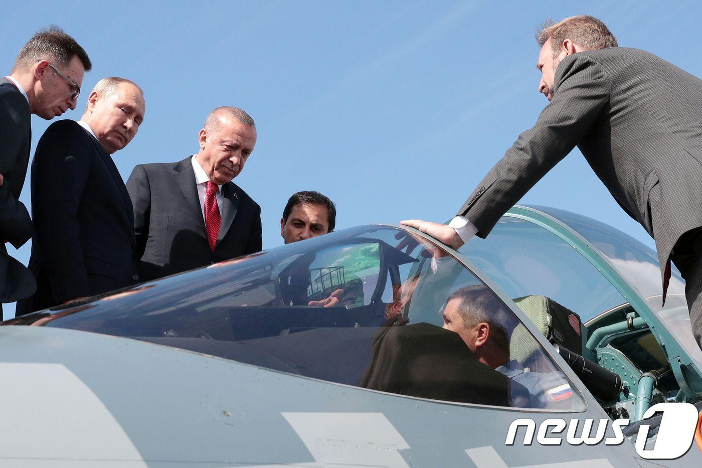 수호이-57을 살펴보는 블라디미르 푸틴 러시아 대통령. ⓒ AFP=뉴스1 