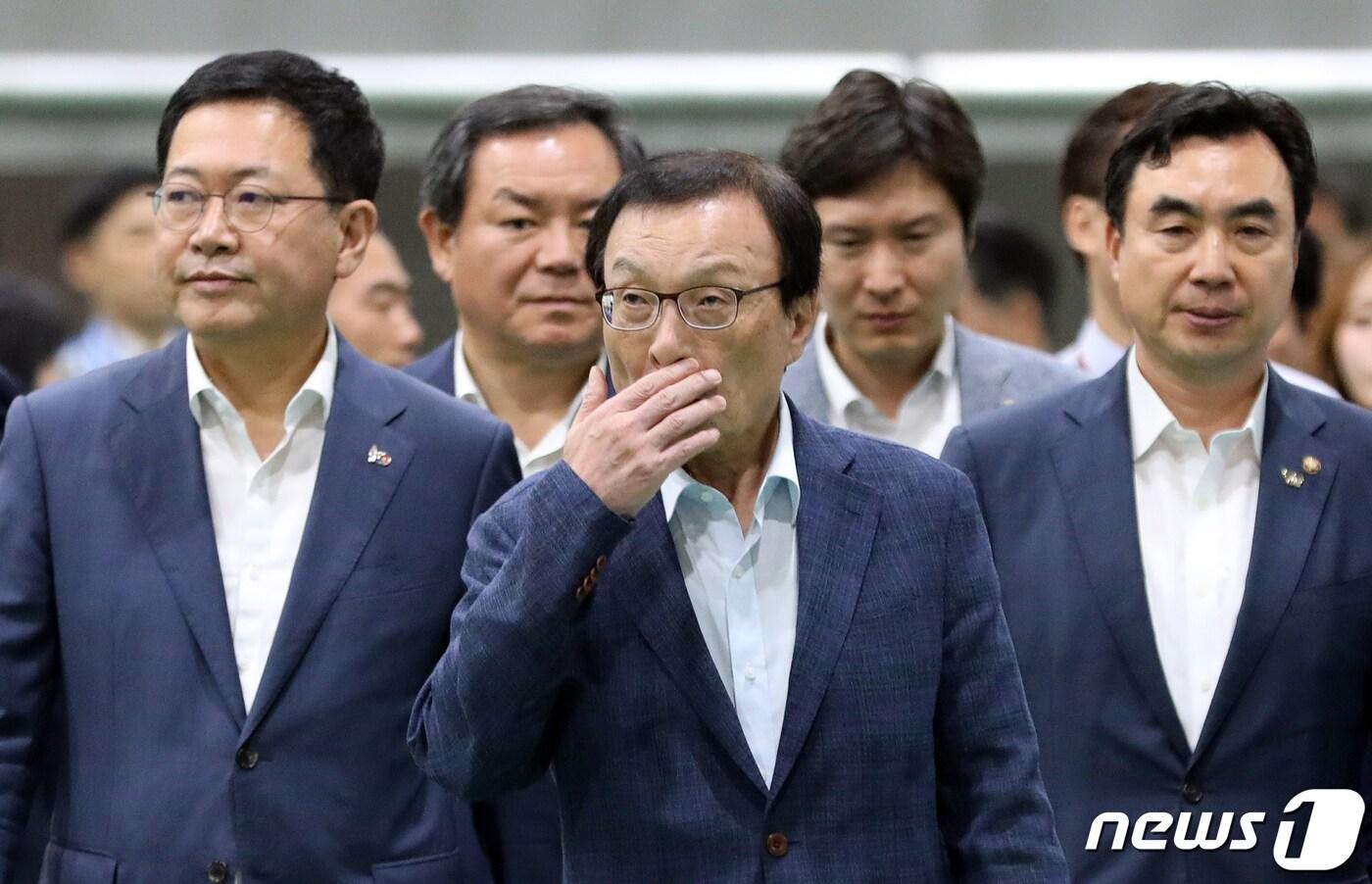 이해찬 더불어민주당 대표가 28일 인천 남동공단 삼천리기계에서 열린 공작기계 글로벌 경쟁력강화를 위한 현장최고위원회의를 마치고 박남춘 인천시장, 윤관석 의원등과 함께 공작기계 생산현장을 둘러보고 있다. 2019.8.28/뉴스1 ⓒ News1 이종덕 기자