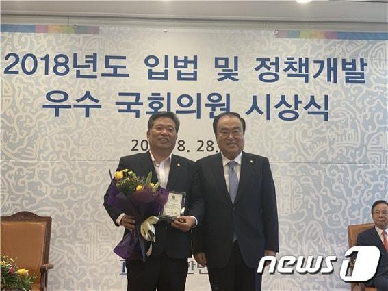 본문 이미지 - 28일 김종회 무소속 국회의원(왼쪽)이 국회사무처가 주최한 ‘2018년도 입법 및 정책개발 우수 국회의원’ 시상식에서 법안정성평가 부문 우수의원으로 선정돼 문희상 국회의장과 기념촬영을 하고 있다.(의원사무실 제공)2019.8.28/뉴스1