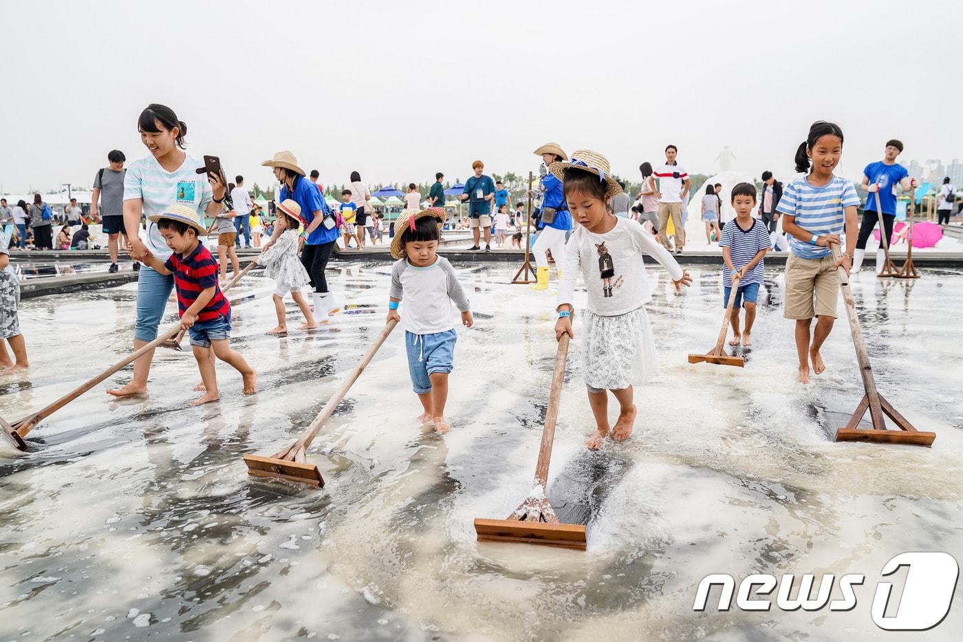 본문 이미지 - 시흥시 갯골축제에서 체험할 수 있는 어린이 소금놀이터(시흥시 제공) ⓒ 뉴스1
