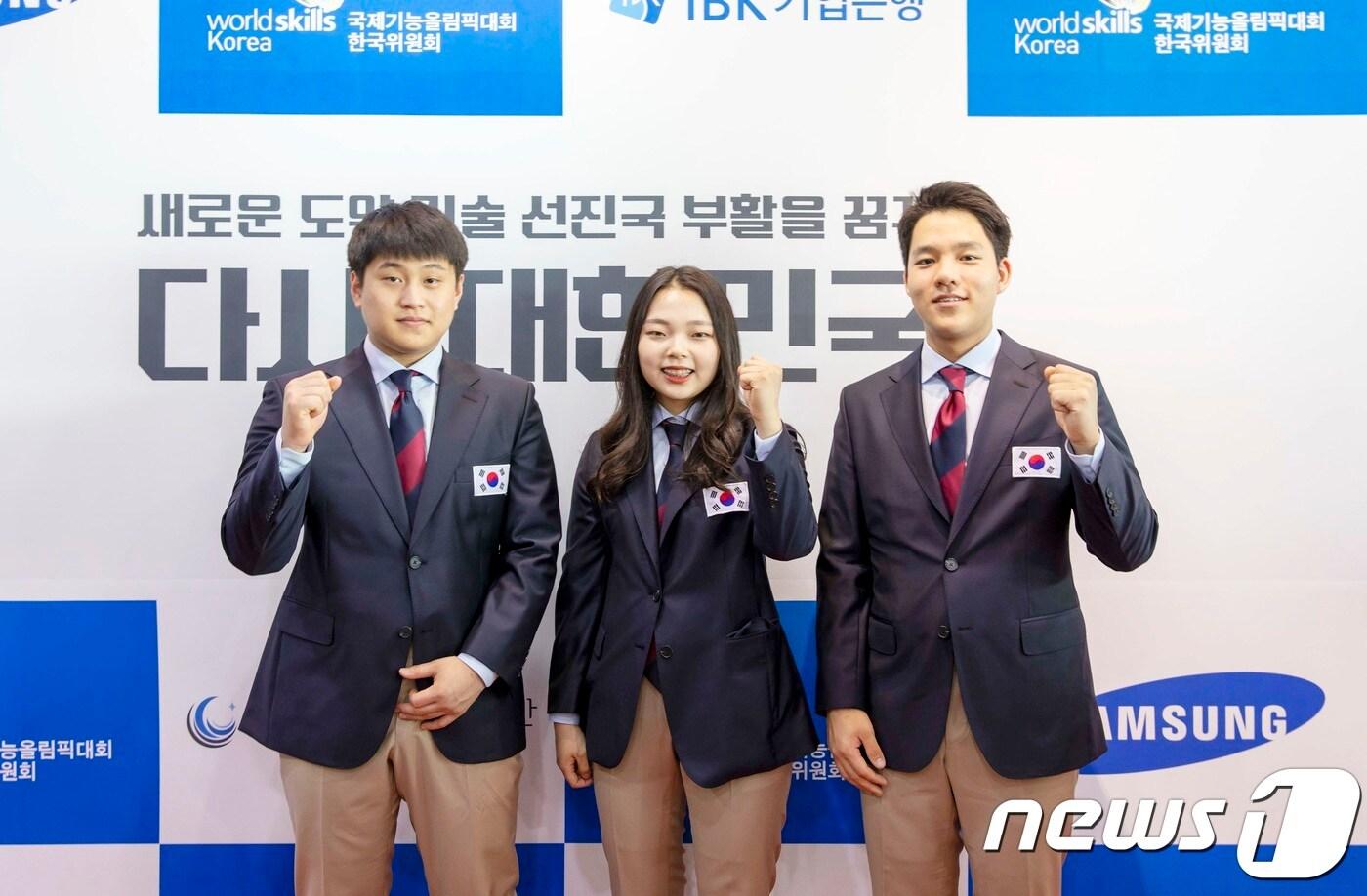 본문 이미지 - 에몬스가구 소속 국가대표 선수가 대회출전 전 결단식에서 기념촬영을 하고 있다.ⓒ 뉴스1