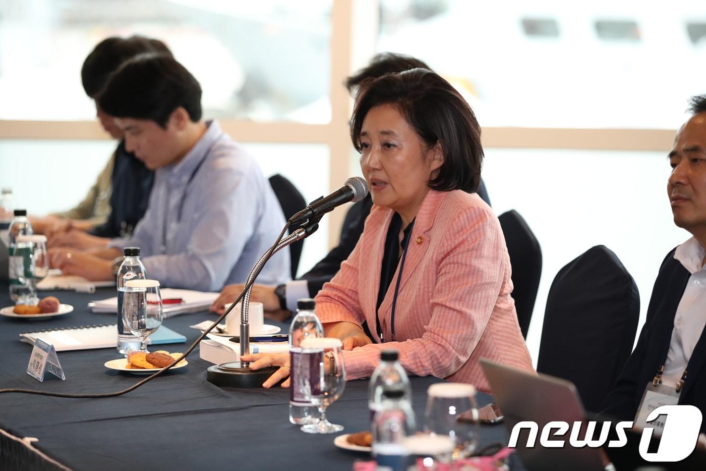 본문 이미지 - 박영선 중소벤처기업부 장관이 28일 여수 엠블호텔에서 열린 '2019 벤처썸머포럼' 현장에서 기자들과 만나 벤처업계 현안에 대해 설명하고 있다.(벤처기업협회 제공)ⓒ 뉴스1