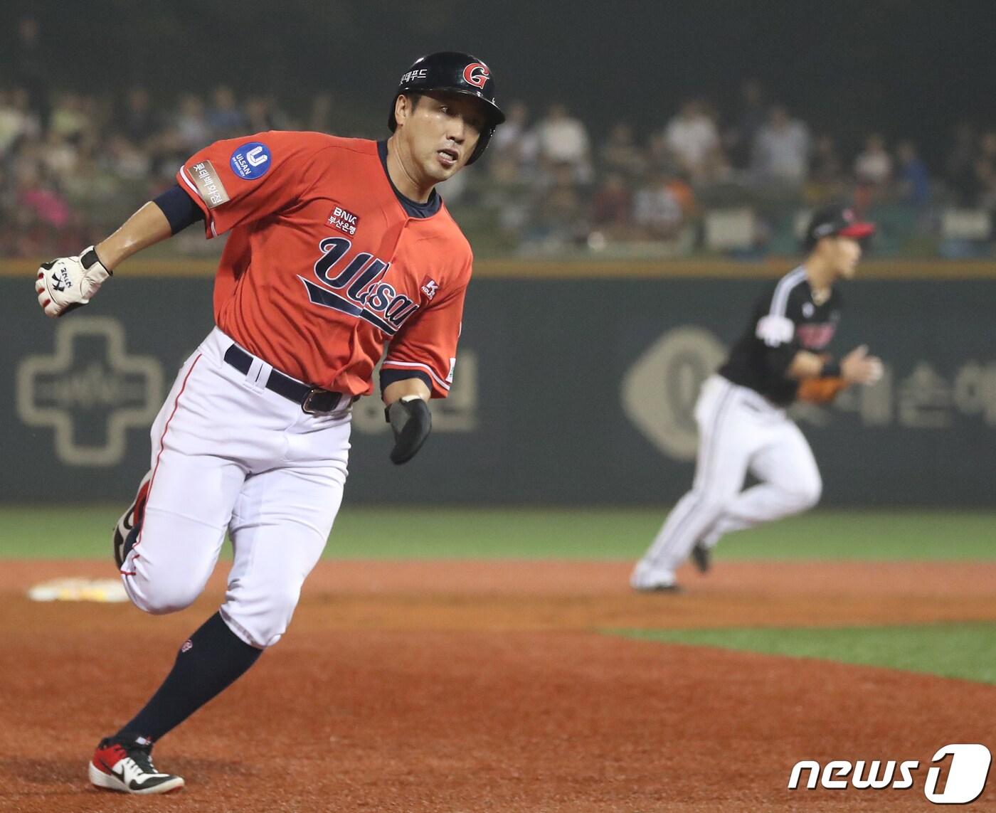 본문 이미지 - 28일 울산 문수야구장에서 열린 프로야구 '2019 신한은행 마이카 KBO리그' LG 트윈스와 롯데 자이언츠의 경기에서 4회말 무사 2루 상황 롯데 한동희의 중견수 앞 1루타로 전준우가 홈으로 달리고 있다. 2019.8.28/뉴스1 ⓒ News1 윤일지 기자
