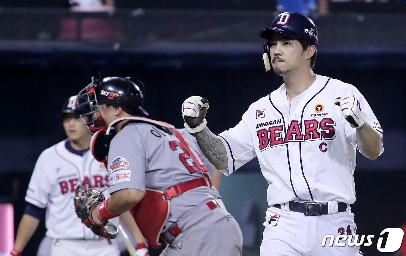 본문 이미지 - 28일 오후 서울 송파구 잠실야구장에서 열린 프로야구 2019 신한은행 마이카 KBO리그 두산 베어스와 SK 와이번스의 경기 8회말 2사 만루 상황, 두산 신성현 삼진때 3루주자 오재원이 도루로 홈인한 후 기뻐하고 있다. 2019.8.28/뉴스1 ⓒ News1 이재명 기자