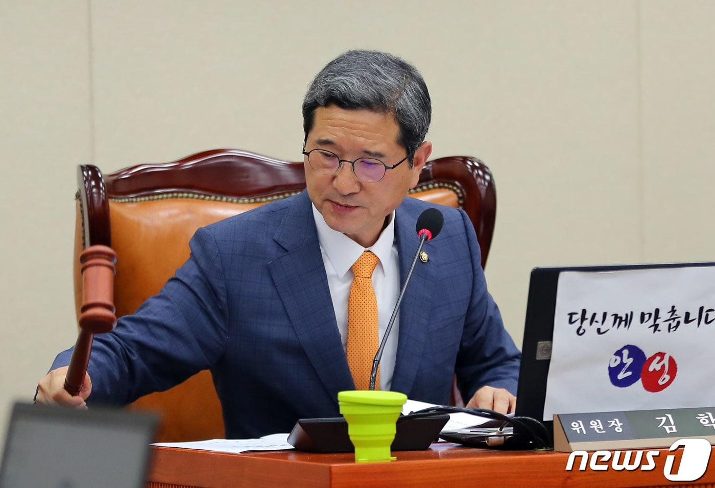 본문 이미지 - 29일 오전 서울 여의도 국회에서 열린 국회 환경노동위원회 전체회의에서 김학용 위원장이 의사봉을 두드리고 있다. 2019.8.29/뉴스1 ⓒ News1 구윤성 기자