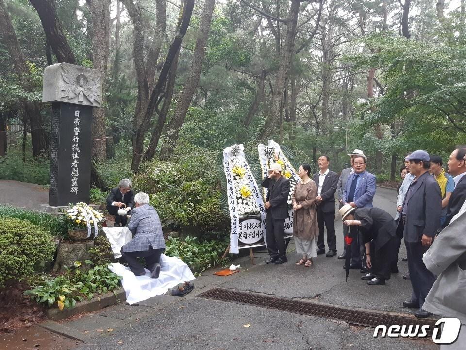 본문 이미지 - 제109주년 경술국치일인 29일 부산 동래구 금강공원 '일제만행 희생자 위령비'앞에서 열린 추념식에서 참석자들이 위령제례를 하고 있다. ⓒ 뉴스1