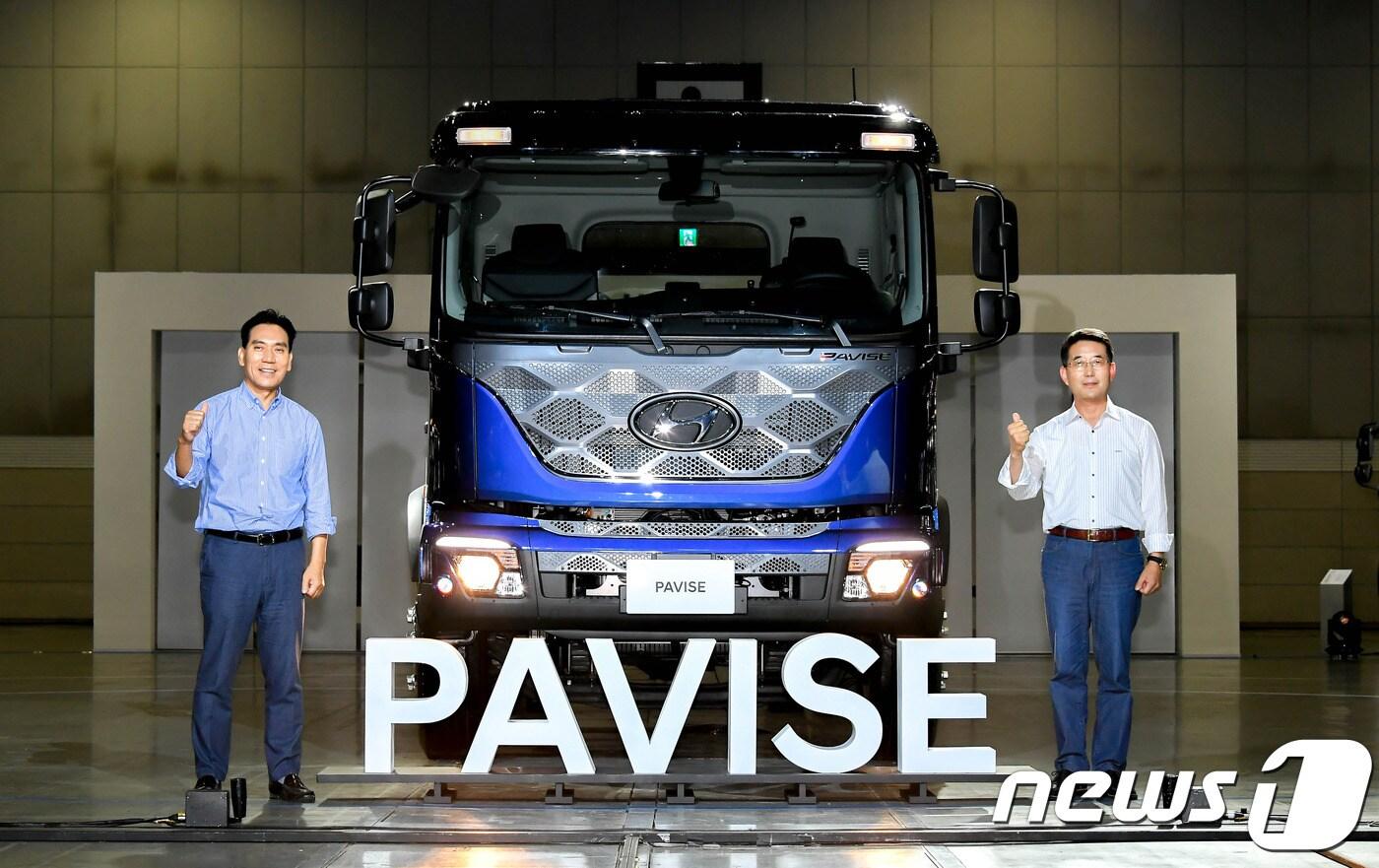 (왼쪽부터) 임정환 현대차 상용개발2센터 전무, 이인철상용사업본부장 부사장 ⓒ 뉴스1