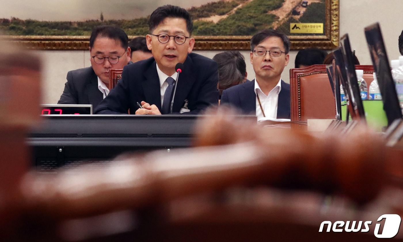 본문 이미지 - 김현수 농림축산식품부장관 후보자가 29일 서울 여의도 국회에서 열린 인사청문회에서 의원질의에 답변하고 있다. 2019.8.29/뉴스1 ⓒ News1 김명섭 기자