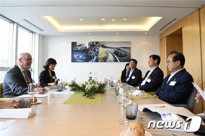 본문 이미지 - 28일 프랑스 파리 르노그룹 본사에서 오거돈 부산시장(오른쪽)이 르노그룹 측에 르노삼성자동차의 물량 확보를 당부하고 있다. (부산시 제공) 2019.8.29 ⓒ 뉴스1