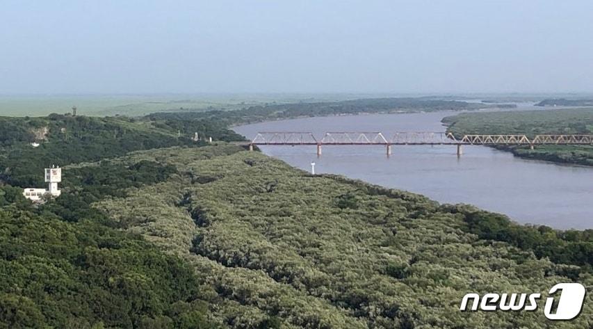 본문 이미지 - 중국 방천의 용호각 전망대. 이곳에서는 중국과 북한, 러시아가 한 눈에 들어온다. 사진은 러시아와 북한을 연결한 철교.ⓒ 뉴스1