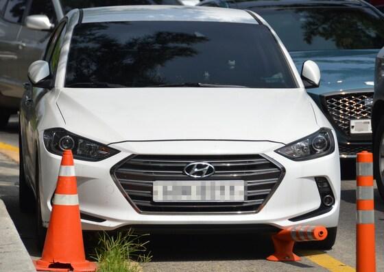 본문 이미지 - 폭염주의보가 내려진 3일 강원 강릉시 경포 해변 인근 도로에서 불법주차로 인해 차선규제봉이 짓눌려 있다. 2019.8.3/뉴스1 ⓒ News1 하중천 기자
