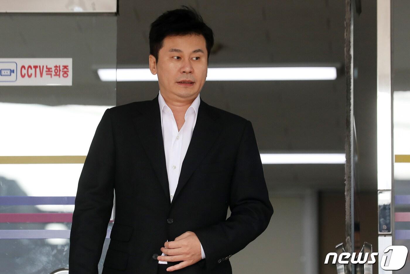 본문 이미지 - 해외에서 원정도박을 했다는 의혹을 받는 양현석 전 YG엔터테인먼트 대표가 30일 오전 경찰조사를 마치고 서울 중랑구 묵동 서울경찰청 지능범죄수사대(지수대)를 나서고 있다. 2019.8.30/뉴스1 ⓒ News1 황기선 기자