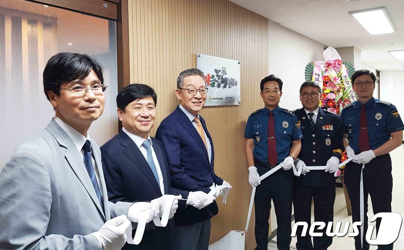 본문 이미지 - 29일 경기 고양시 경찰마음동행센터 운영 협약식과 개소식 및 현판식이 열렸다. 사진 왼쪽부터 송후림 명지병원 정신건강의학과장, 김진구 명지병원장, 김세철 명지의료재단 의료원장, 최해영 경기북부지방경찰청장, 홍명곤 경찰청 복지정책담당관, 김선권 고양경찰서장. /사진제공=명지병원 ⓒ 뉴스1