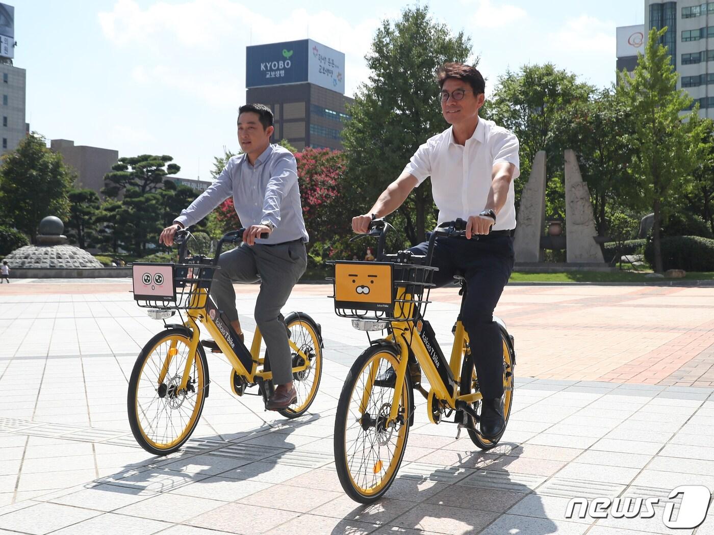 본문 이미지 - 카카오모빌리티의 전기 공유자전거를 타는 시민들. /뉴스1 ⓒ News1 DB