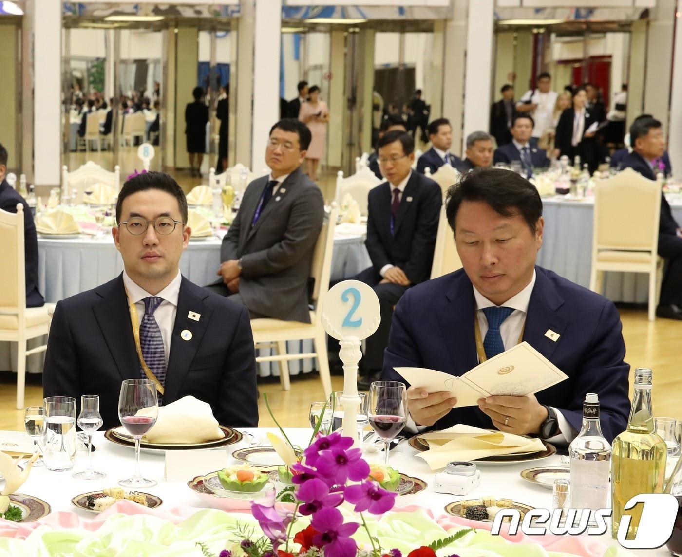 본문 이미지 - 2019년 9월 평양 목란관에서 열린 남북정상회담 환영 만찬에 참석한 구광모 ㈜LG 대표(사진 좌측)와 최태원 SK그룹 회장(사진 우측)이 한 테이블에 나란히 앉아 있다.ⓒ 뉴스1