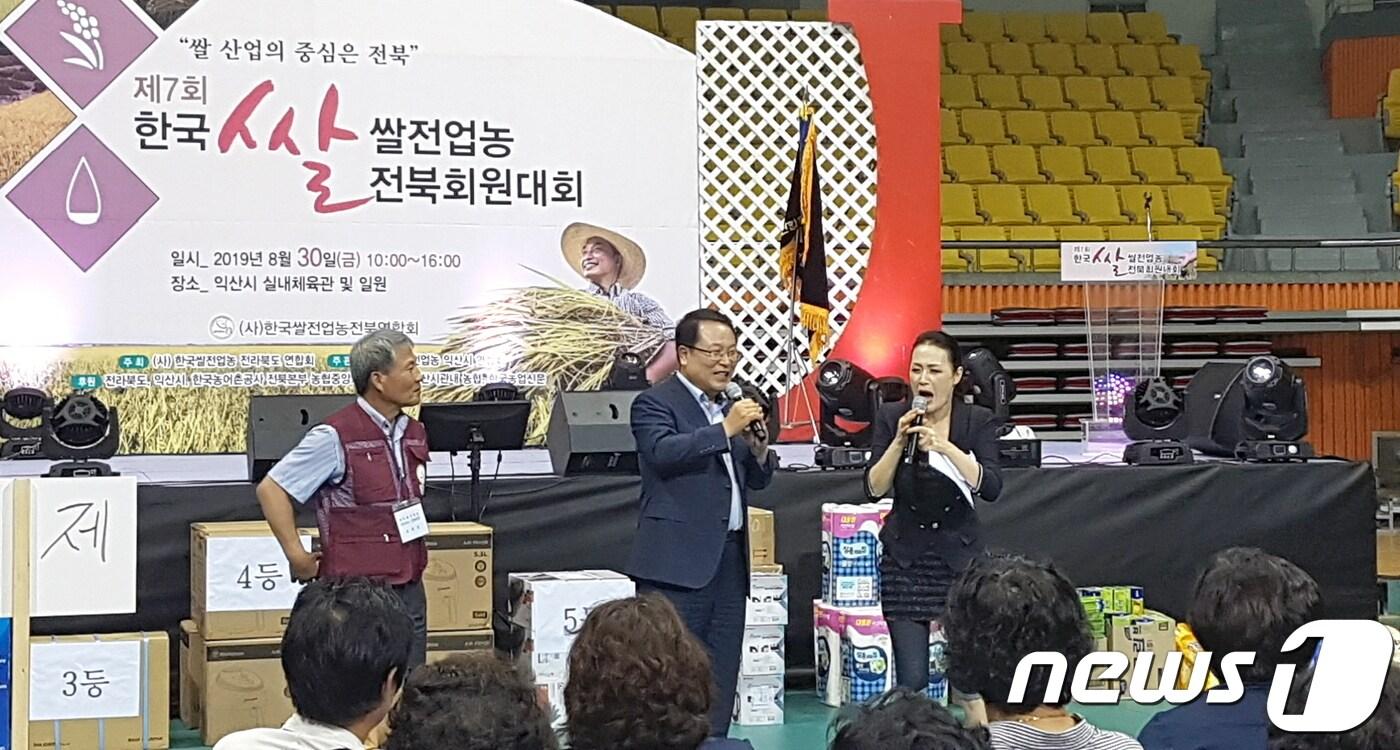 본문 이미지 - 정헌율 익산시장이 30일 익산실내체육관에서 열린 제7회 한국쌀전업농 전북회원대회에 참석해 발언을 하고 있다.(익산시청 제공)2019.08.30/뉴스1