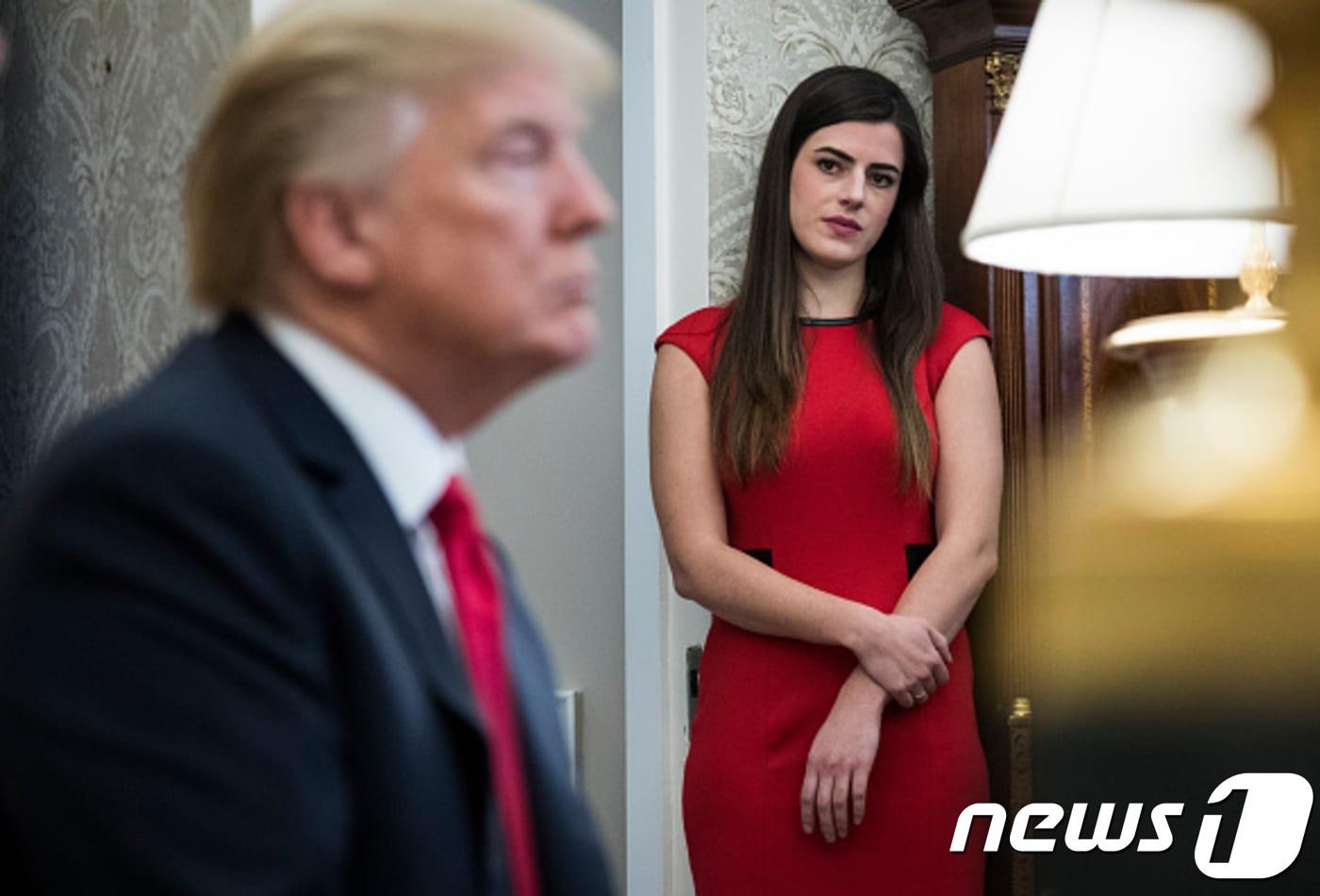 본문 이미지 - 도널드 트럼프 대통령의 '문고리 권력'으로 통하던 매들린 웨스터하우트(29) 전 대통령 특별보좌관 및 집무실(오벌 오피스) 운영 책임자. (CNBC) ⓒ 뉴스1