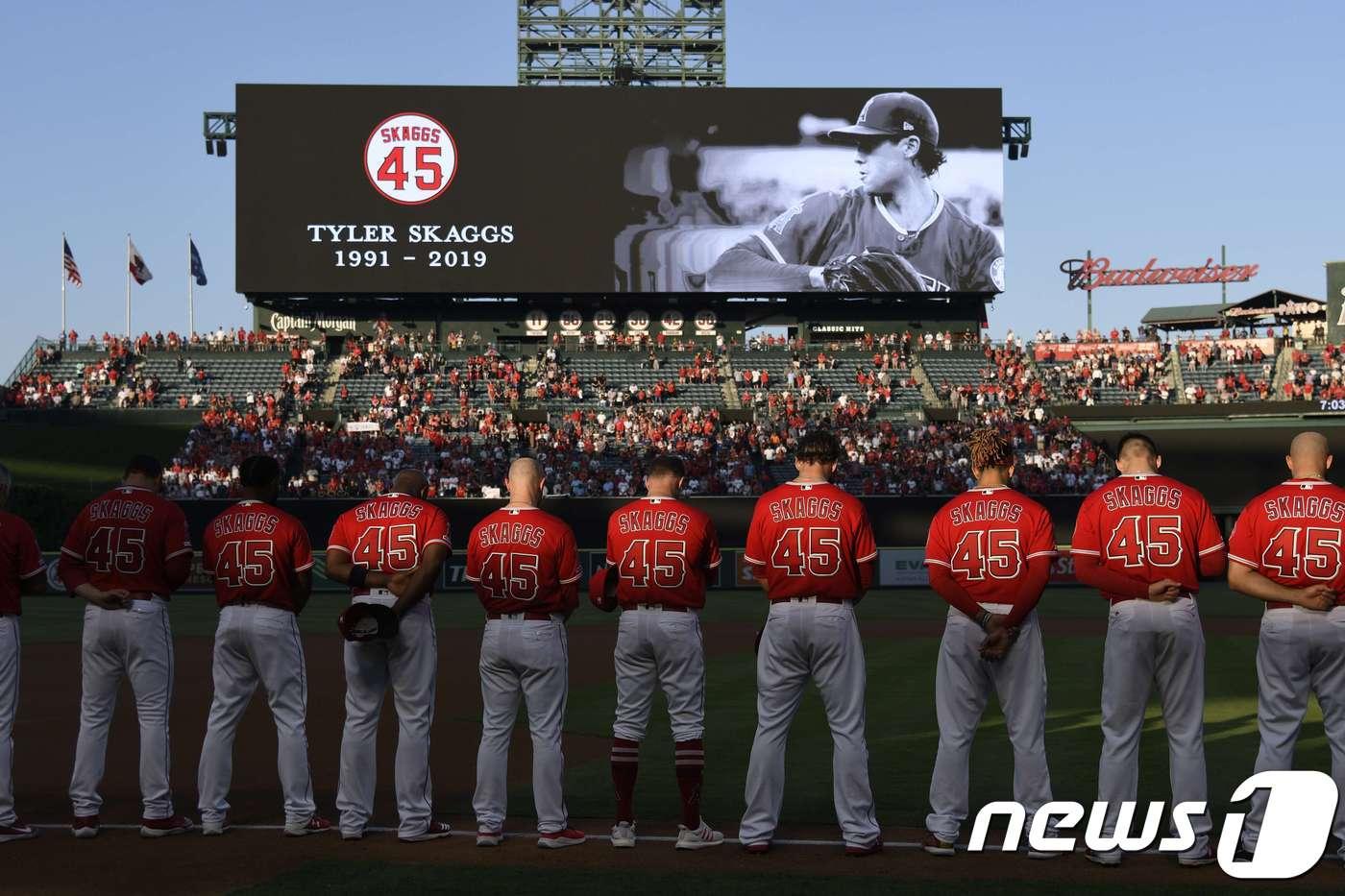 돌연사한 타일러 스캑스를 추모하는 LA 에인절스 동료들.스캑스의 이름과 등번호가 적힌 유니폼을 입고 있다. ⓒ AFP=뉴스1