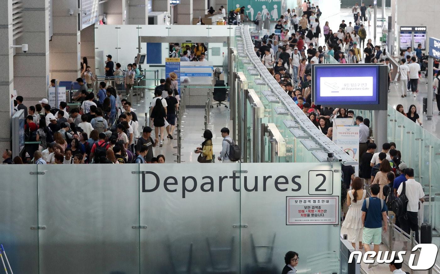 여름 휴가철을 맞아 붐비는 모습의 인천국제공항 출국장 모습(뉴스1DB)/뉴스1 ⓒ News1