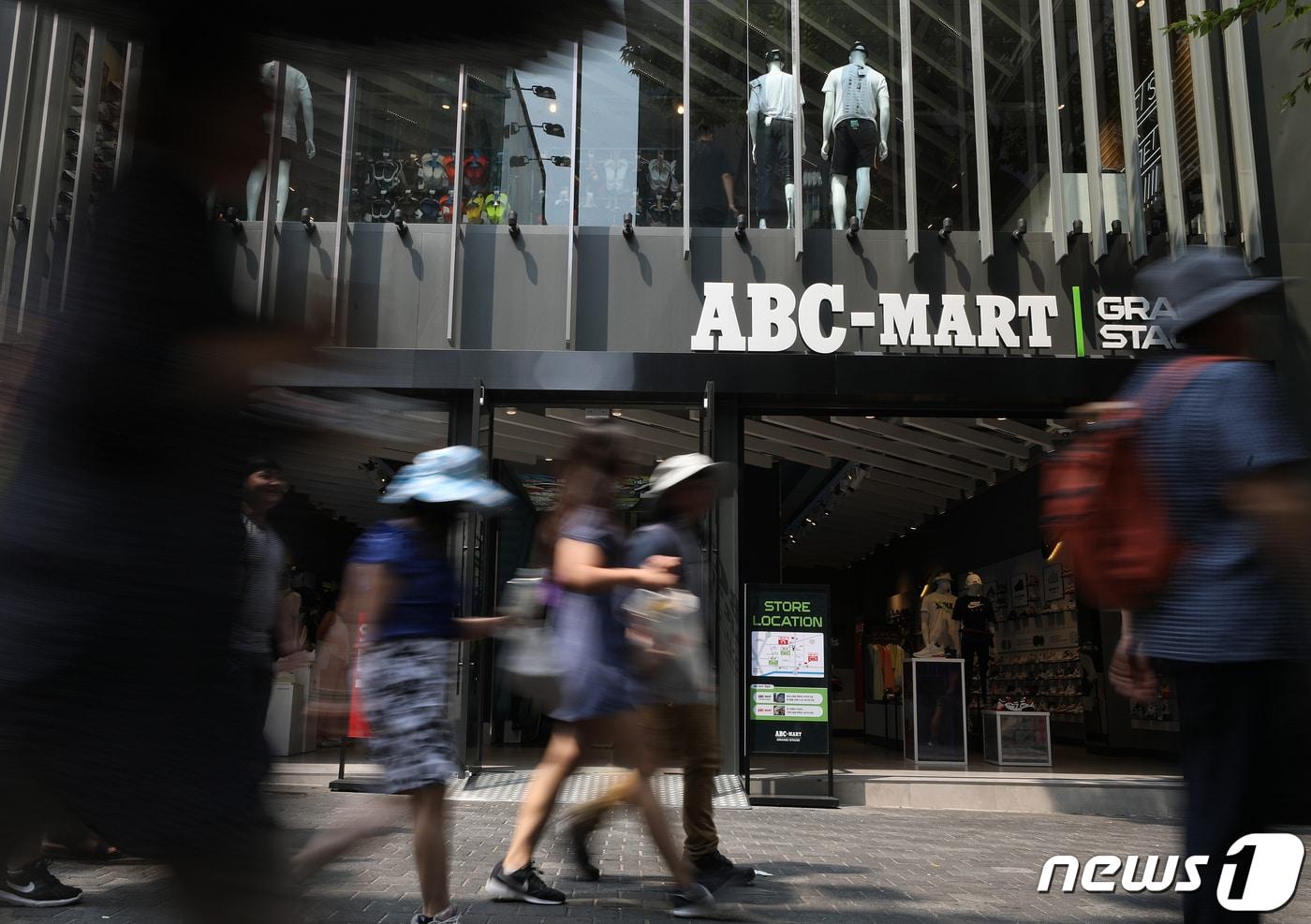 본문 이미지 - ABC마트 매장 2019.8.4/뉴스1 ⓒ News1 신웅수 기자 (사진은 기사 내용과 무관함)