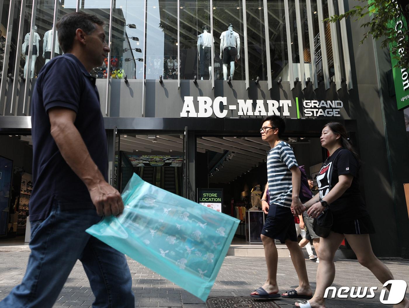 본문 이미지 - 서울의 한 ABC마트 매장 앞을 지나가고 있다.2019.8.4/뉴스1 ⓒ News1 신웅수 기자