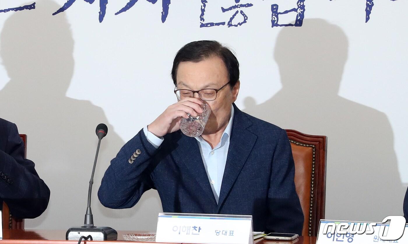 본문 이미지 - 이해찬 더불어민주당 대표가 4일 서울 여의도 국회에서 열린 당정청협의회에서 물을 마시고 있다. 더불어민주당과 정부, 청와대는 이날 고위 당정청협의회에서 일본의 경제보복 조치에 대응하기 위해 소재·부품·장비 경쟁력 강화 대책을 논의했다. 2019.8.4/뉴스1 ⓒ News1 이종덕 기자